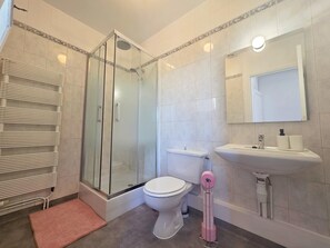 تجهيزات دش، مجففات شعر، مناشف، صابون