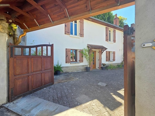 Charming 2-bedroom house in beautiful Chambon-sur-Voueize with Fibre
