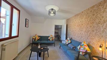 TV connectée, lecteur de DVD, livres