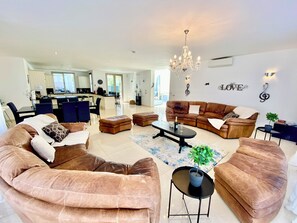 Smart TV, livros, aparelho de som