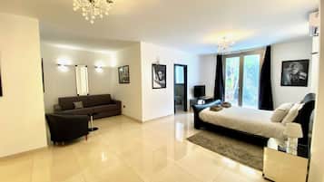 5 bedrooms, in-room safe, iron/ironing board, free WiFi