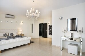 5 soveværelser, pengeskab på værelset, strygejern/strygebræt