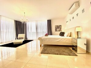 5 makuuhuonetta, tallelokero huoneessa, silitysrauta/-lauta