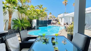 Alberca al aire libre y alberca climatizada