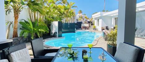 Utendørsbasseng og et oppvarmet basseng