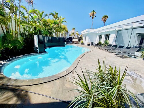 Luxury villa in Puerto del Carmen with 5 on-suite bedrooms, pool and hot tube