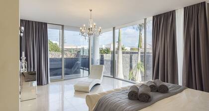 Exquisite 450m2 Luxury Villa in Los Mojones