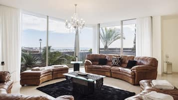 Smart TV, libros y estéreo