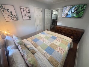 2 bedrooms, iron/ironing board, travel cot, free WiFi