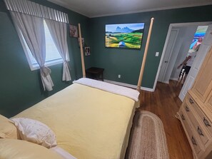 2 bedrooms, iron/ironing board, travel cot, free WiFi