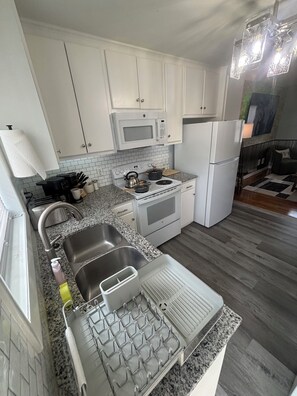 Réfrigérateur, micro-ondes, four, plaque de cuisson