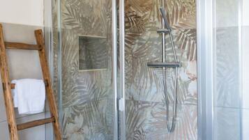 Haartrockner, Handtücher, Seife, Toilettenpapier