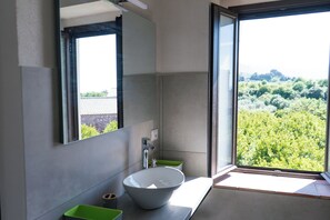 Hiustenkuivaaja, pyyhkeet, saippua, vessapaperi