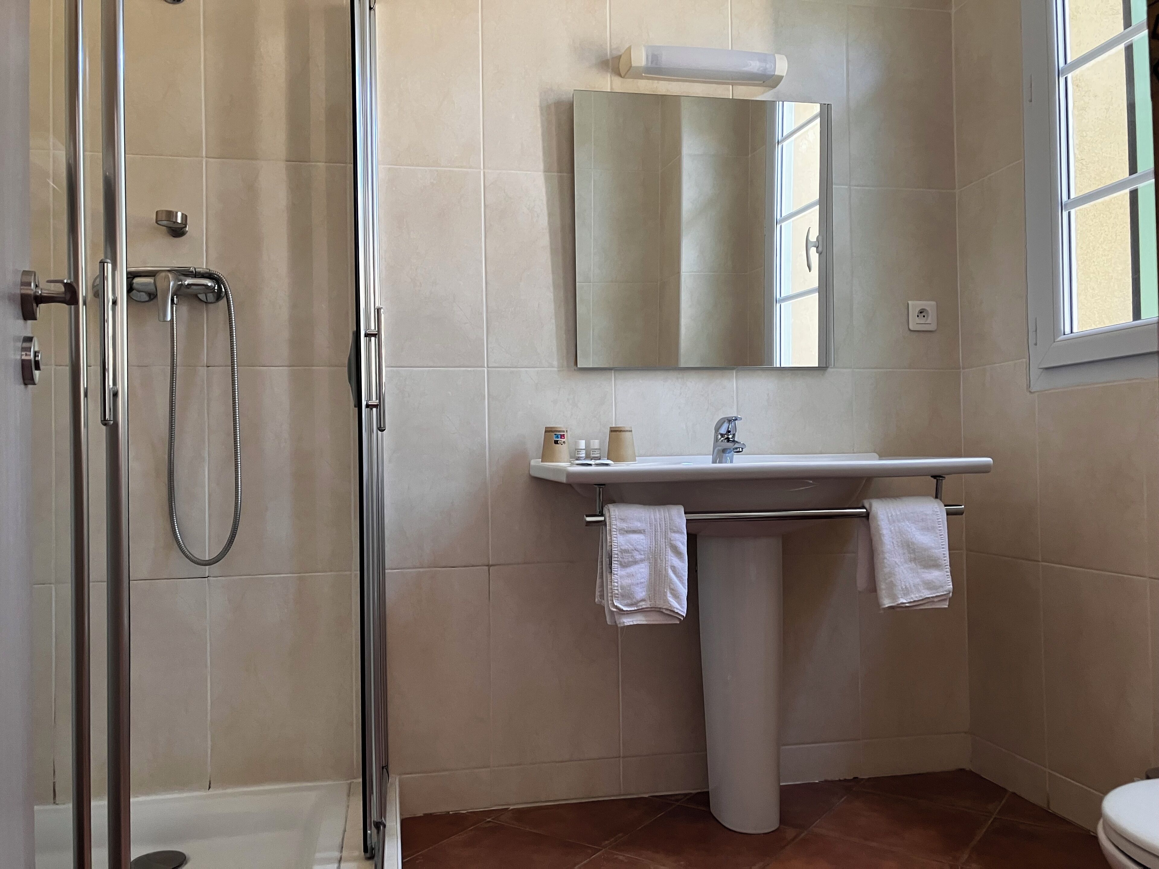 Superior tweepersoonskamer, uitzicht op bergen | Badkamer | Gratis toiletartikelen, handdoeken, zeep, toiletpapier