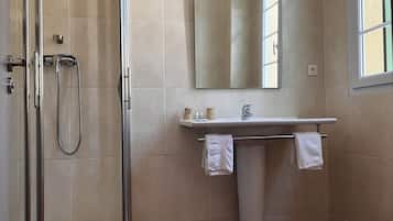 Superior tweepersoonskamer, uitzicht op bergen | Badkamer | Gratis toiletartikelen, handdoeken, zeep, toiletpapier