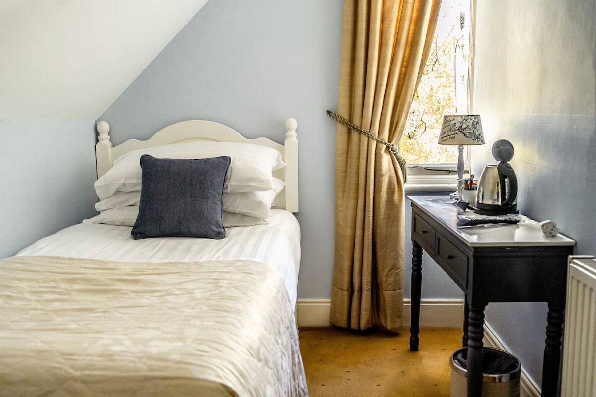 Single Room | Iron/ironing board, free WiFi