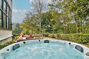 Banyera d'hidromassatge a l'aire lliure