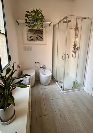 Bruser, hårtørrer, bidet, håndklæder