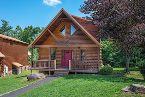 Exterior - Cozy 3BD Cabin w/ Hot Tub + Pool Access! Near TOWN (Gatlinburg)
