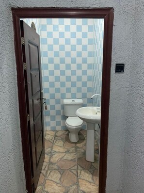 Dusch, handdukar, tvål och toalettpapper