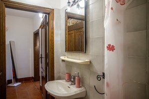 Een douche, een haardroger, handdoeken
