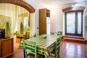 Dining - Apartment 'Taverna' with Private Terrace, Shared Garden and Wi-Fi (Gavorrano)