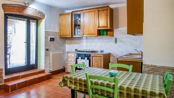 Frigorifero, piano cottura, macchina per tè/caffè