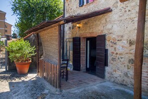 Exterior - Apartment 'Taverna' with Private Terrace, Shared Garden and Wi-Fi (Gavorrano)