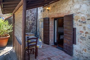 Outdoor dining - Apartment 'Taverna' with Private Terrace, Shared Garden and Wi-Fi (Gavorrano)