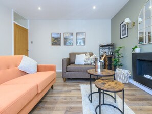 TV, books - Pass the Keys | Family Friendly home in Baildon Court-Free Parking (Bradford)