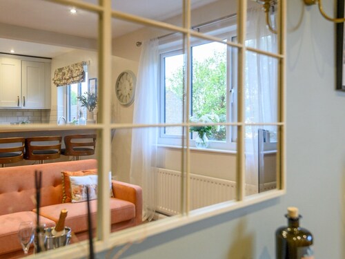 Pass the Keys | Family Friendly home in Baildon Court-Free Parking