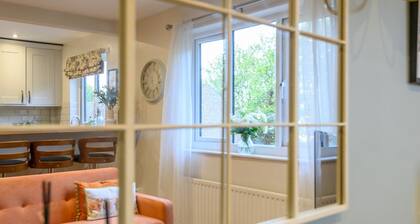 Pass the Keys | Family Friendly home in Baildon Court-Free Parking