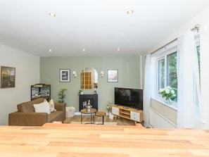 TV, books - Pass the Keys | Family Friendly home in Baildon Court-Free Parking (Bradford)