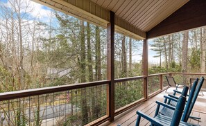 Terrace/patio - Cozy 3-Bedroom Cabin in Gatlinburg – Mountain Views and Walkable Location! (Gatlinburg)