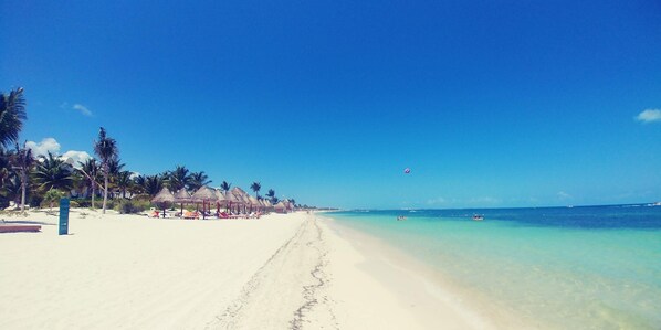 Una playa cerca