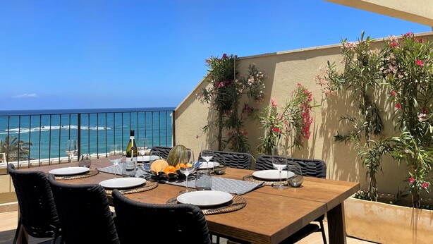 A dining table set for two with a view of the ocean. - 1604 Tel aviv (Tel Aviv)