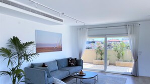 Luxury Penthouse, Sea View | Living area | 127-cm Smart TV with digital channels - 1604 Tel aviv (Tel Aviv)