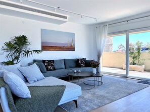 Cobertura superluxo, vista para o mar | Área de estar | Smart TV 127 cm com canais digitais