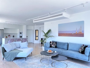Luxury Penthouse, Sea View | Living area | 127-cm Smart TV with digital channels - 1604 Tel aviv (Tel Aviv)