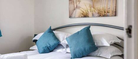 2 dormitoris, planxa i posts de planxar, wifi i roba de llit