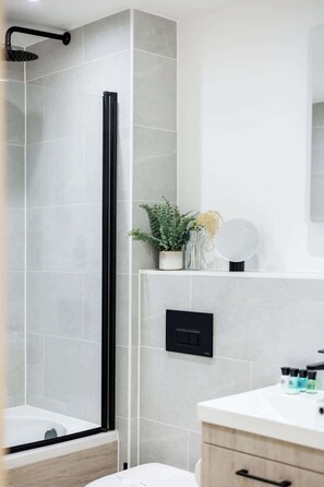 Dusche, Haartrockner, Handtücher