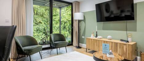 Una televisión, una oficina