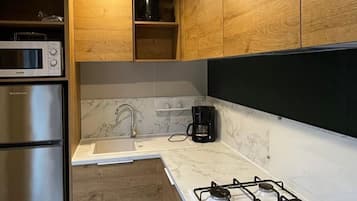 Réfrigérateur, micro-ondes, cafetiÚre/bouilloire