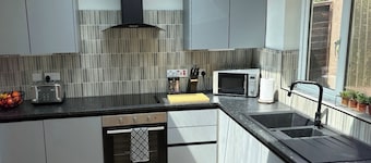 Stylish 5BR Detached Bungalow - Families - Contractors - Birmingham - Dudley