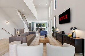 Smart-TV, Videospiele, Tischtennisplatte, Bücher