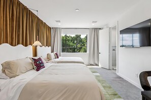3 bedrooms, desk, iron/ironing board, free WiFi - The Azure - Sleek City Loft + Firepit & Games (Dallas)