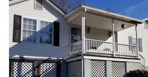 Charming 2-bedroom cottage in Oakdale with WiFi, AC