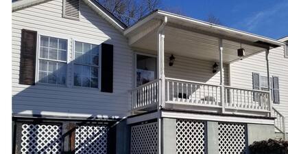 Charming 2-bedroom cottage in Oakdale with WiFi, AC