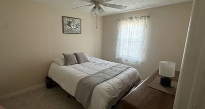 Charming 2-bedroom cottage in Oakdale with WiFi, AC