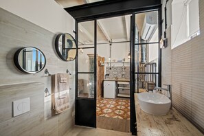 Dusche, Handtücher, Toilettenpapier